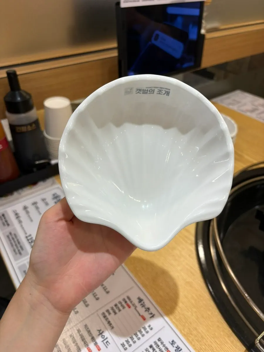 홍합 바지락 키조개가 보이는 전골 클로즈업