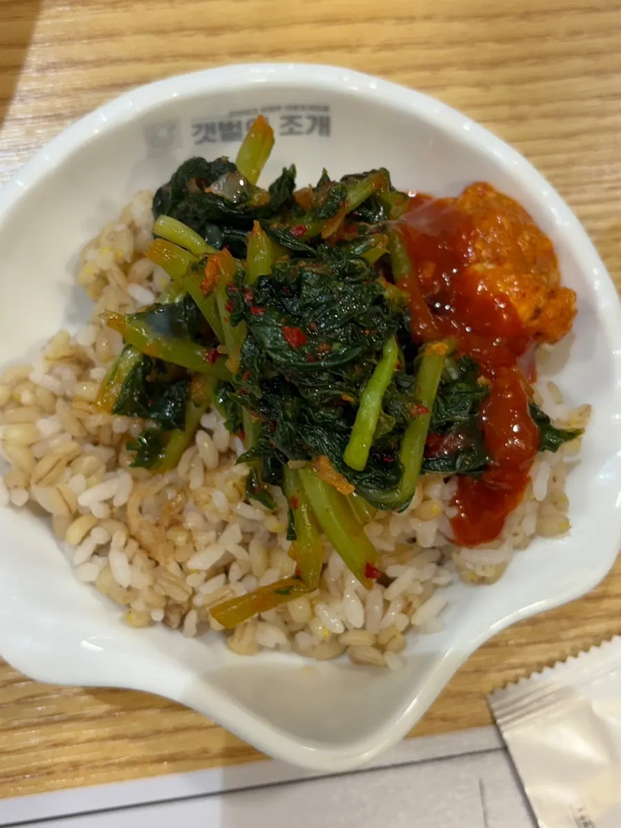 셀프바 보리밥과 겉절이 반찬