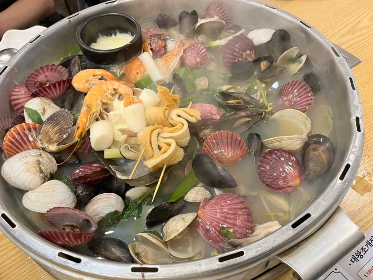 Full spread of king clam hot pot at Gaetbeol-ui Jogae Yeouido Main Branch