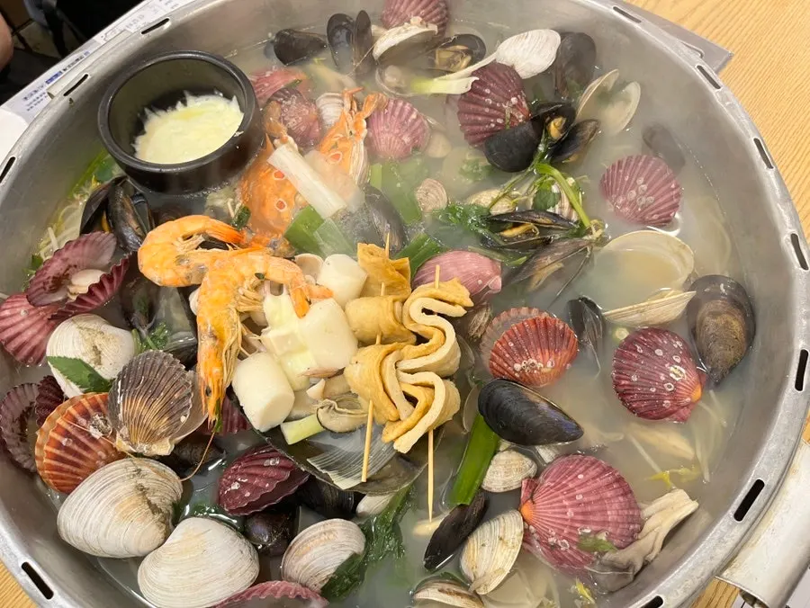 Meat-packed crab and the refreshing hot pot broth