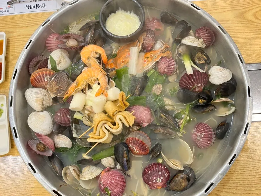 Finishing the kalguksu with geotjeori