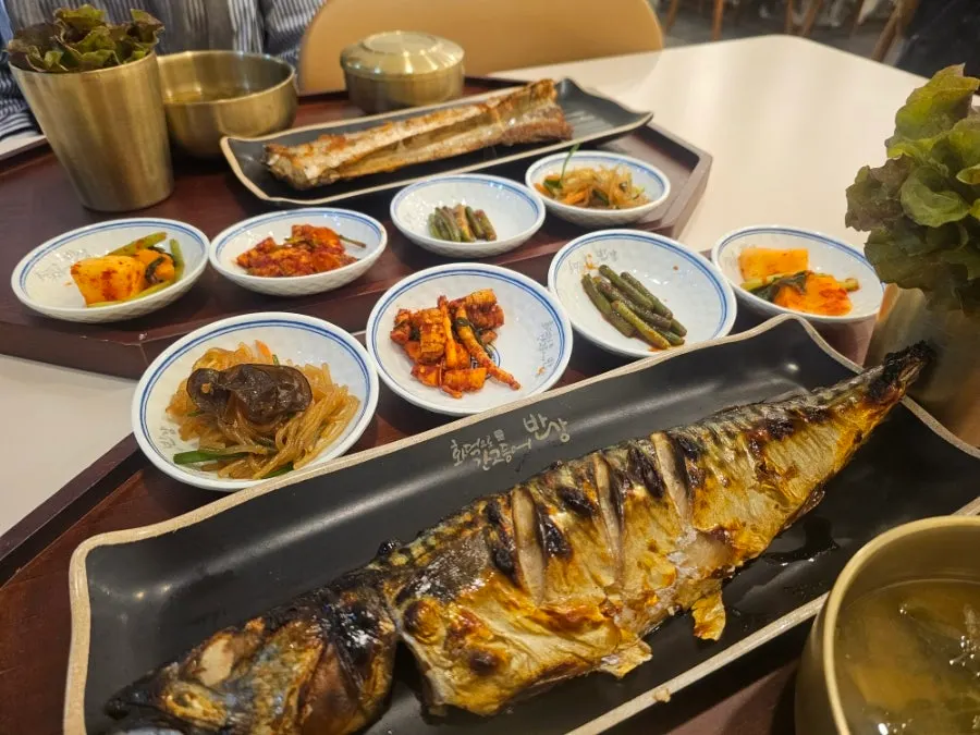 오전 11시 여유로운 점심 시간대 테이블 모습
