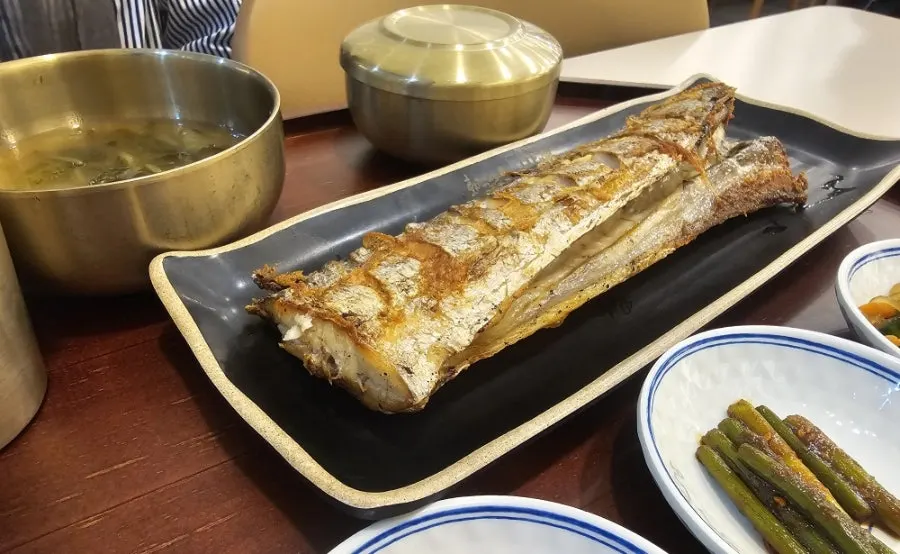 큼직한 토막의 화덕 갈치구이 정식