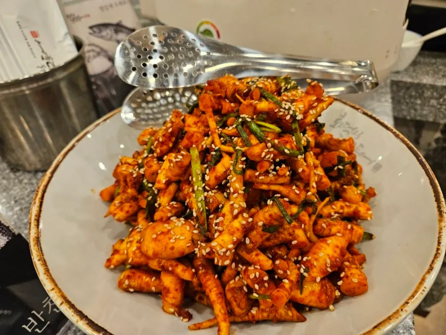 Red-seasoned deodeok salad