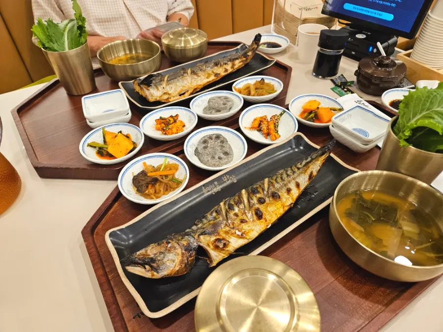 Tteokbokki and ssam vegetables added mid-meal