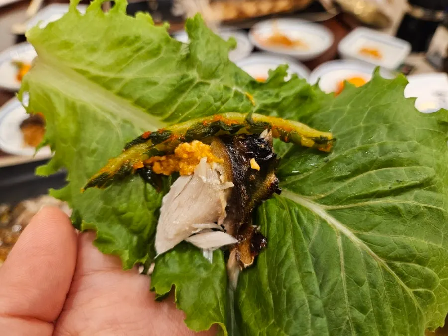 Lettuce wrap with mackerel flesh and ssamjang
