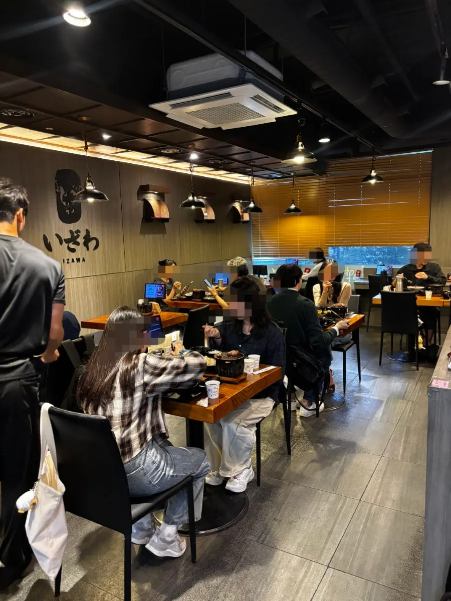 웨이팅 후 입장한 이자와 테이블