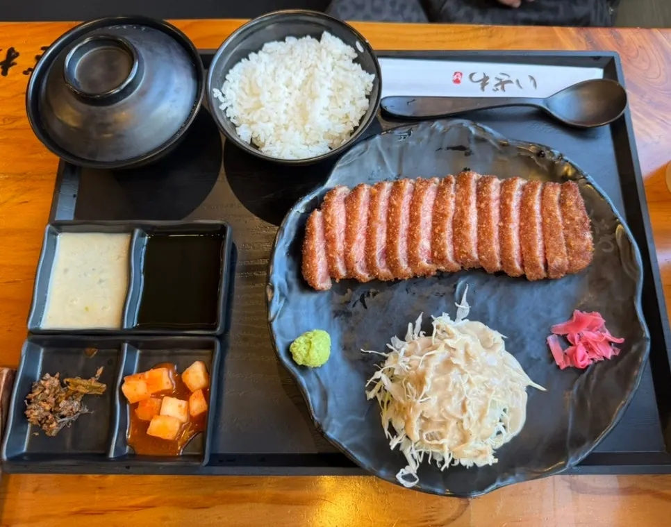 Context photo of Izawa's gyukatsu set