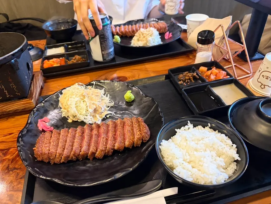 정갈하게 차려진 규카츠 정식 상차림