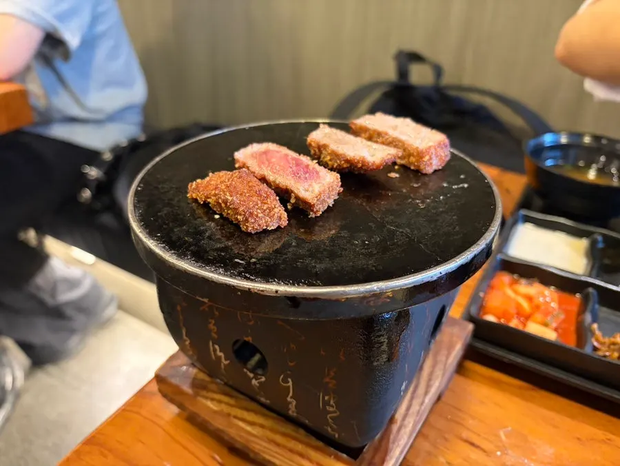 불판에 올린 규카츠 조각
