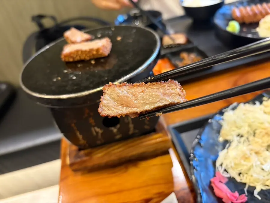 얇고 바삭한 튀김옷의 규카츠