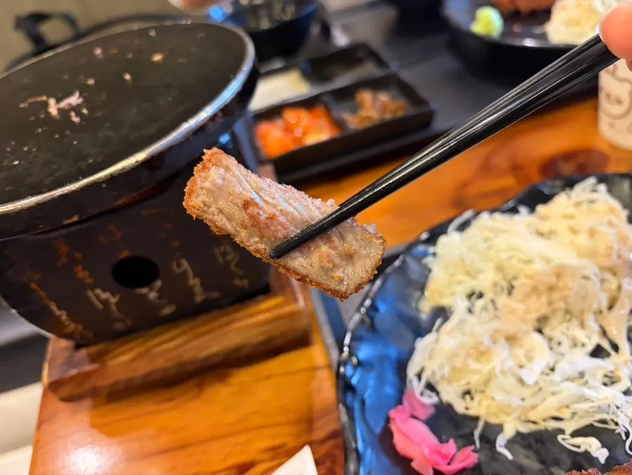 화로에서 알맞게 구워진 규카츠