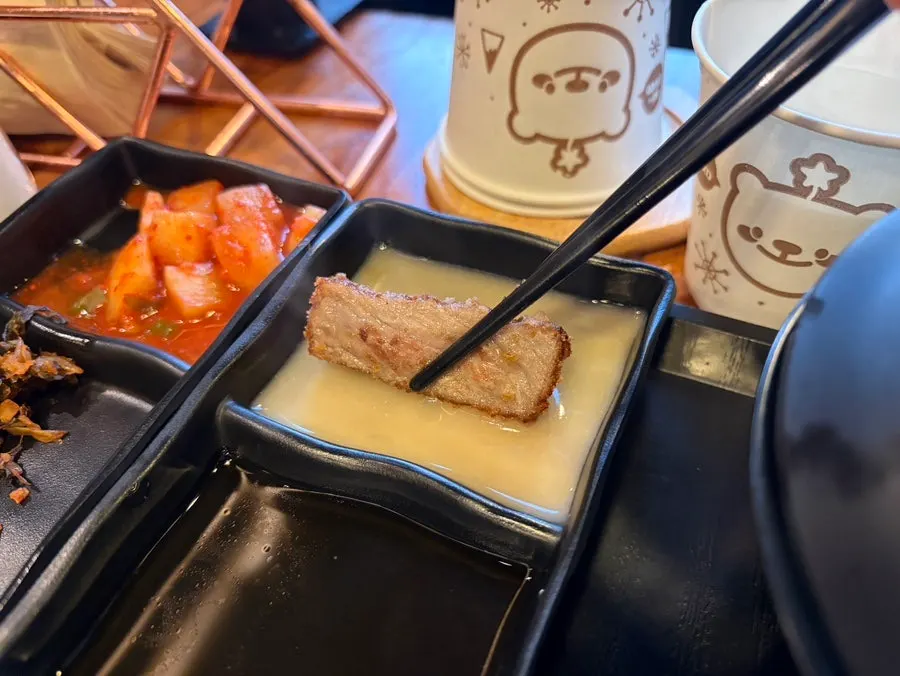 젓가락으로 집어 든 규카츠 한 조각