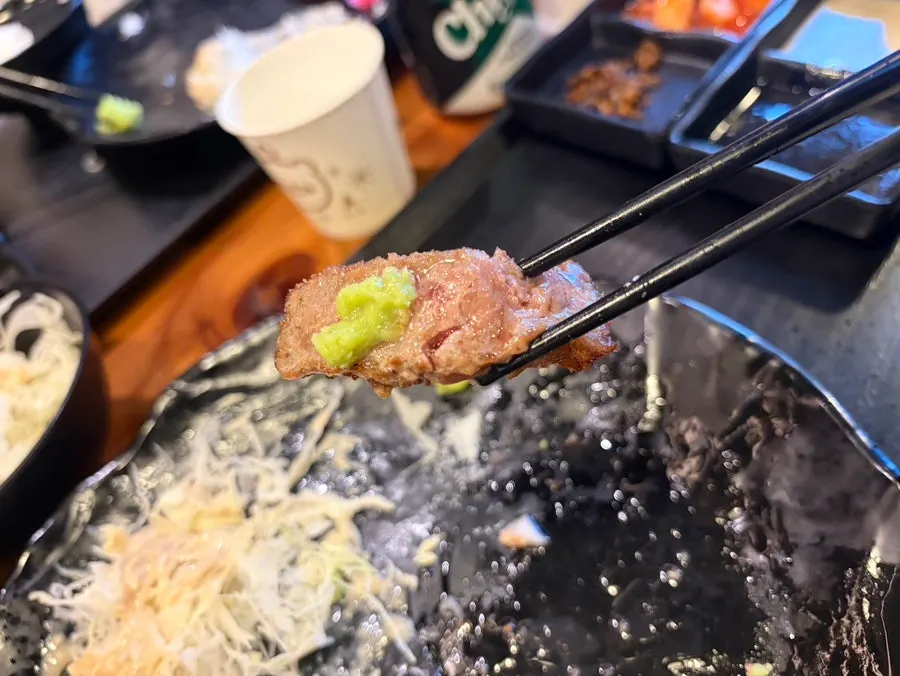 두 가지 소스와 와사비, 소금