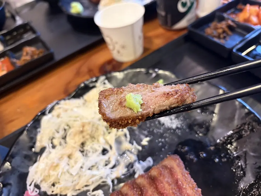 소스에 찍은 규카츠