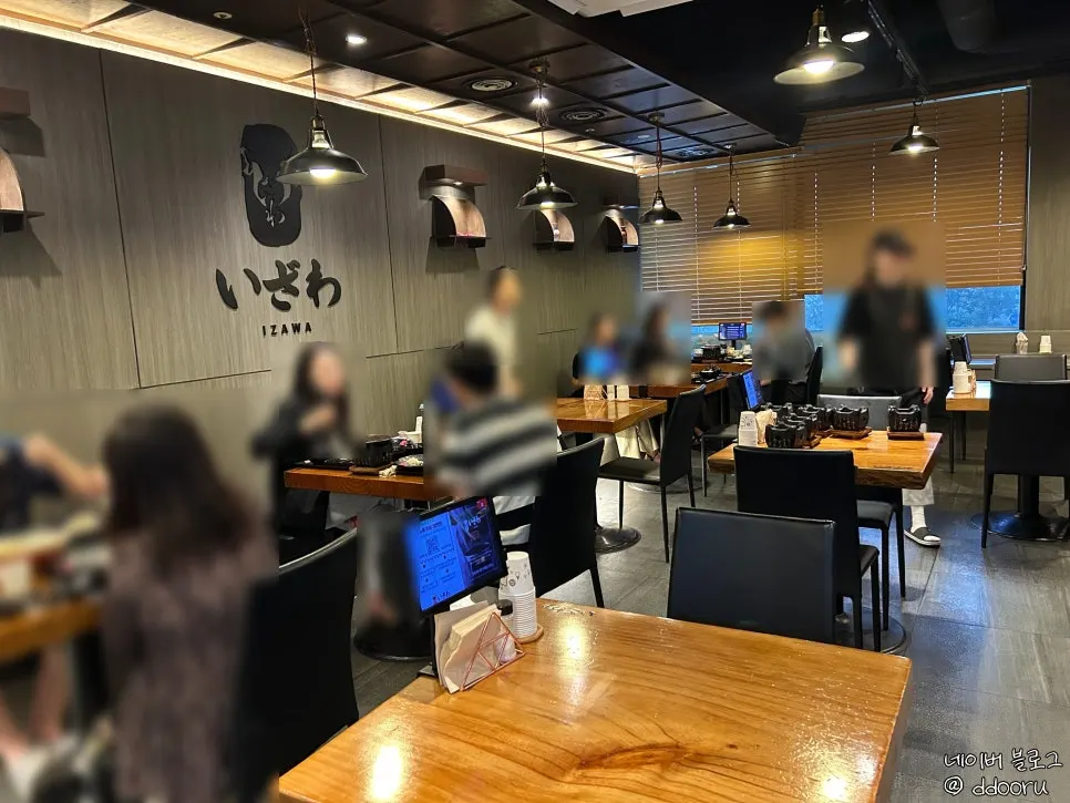 화로를 사용하는 이자와 테이블 모습