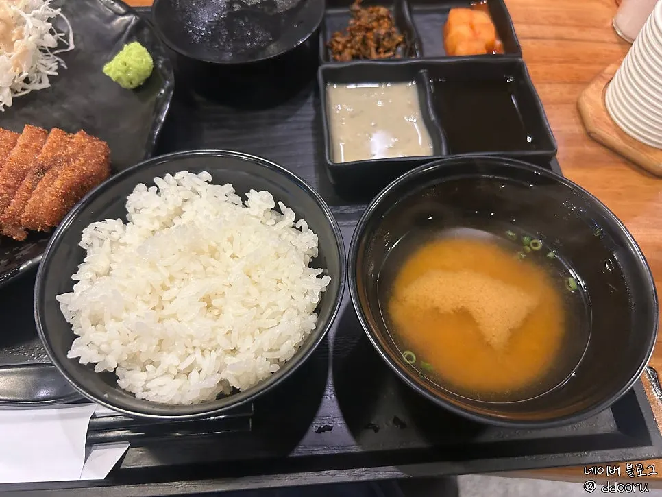 규카츠 정식에 함께 나온 밥과 반찬
