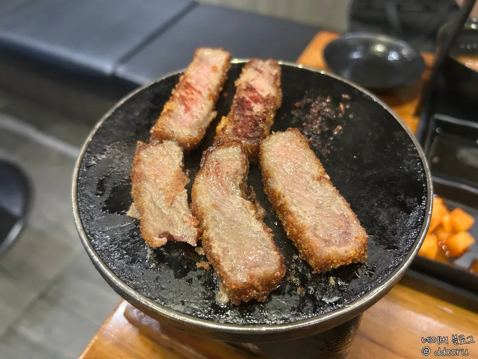 구운 규카츠와 소스 곁들인 모습