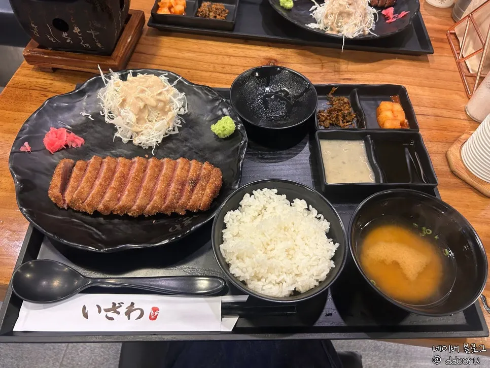 식사 마무리 단계의 규카츠 정식 상차림