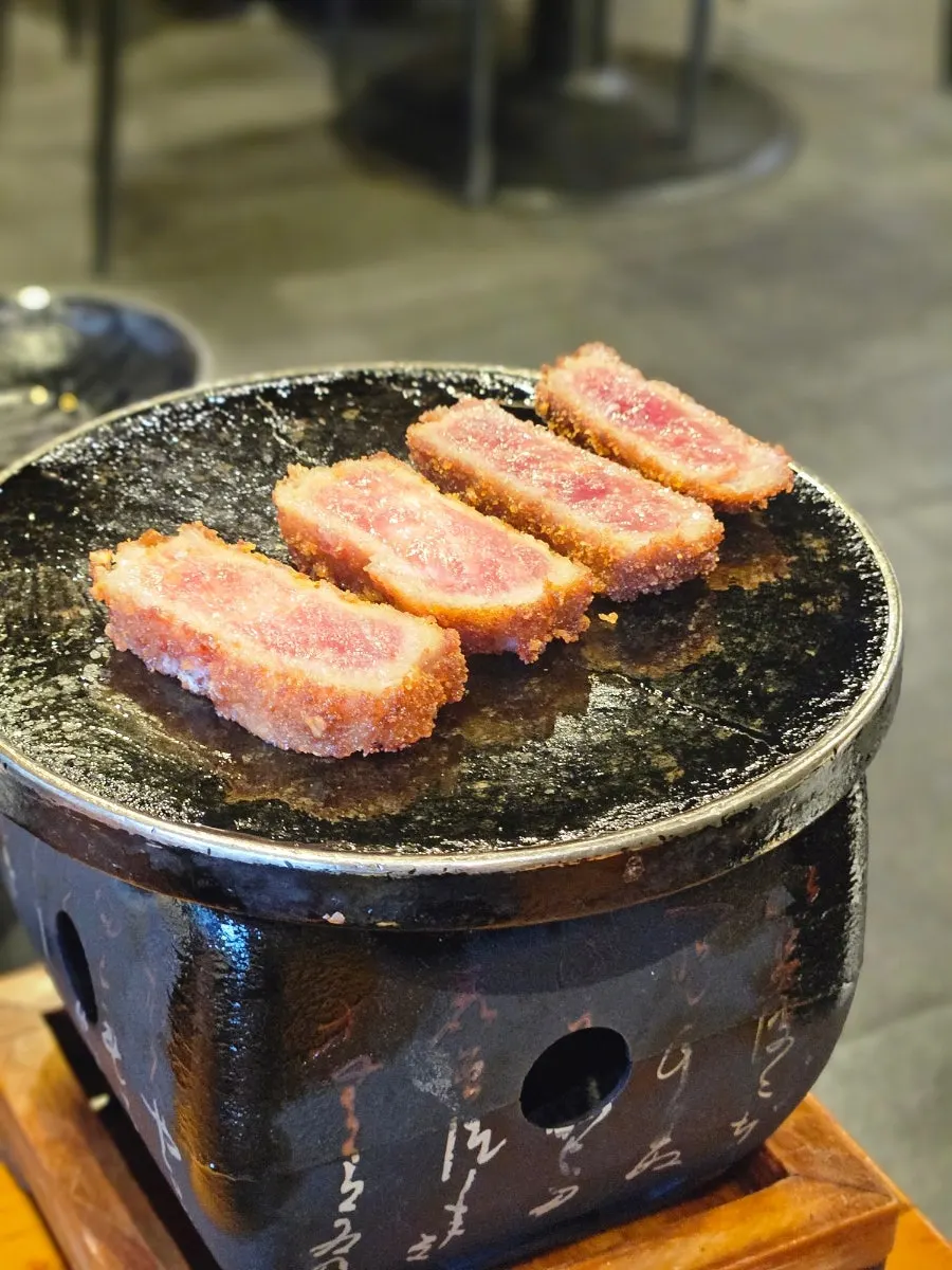 미니 화로에 올린 채끝살 규카츠