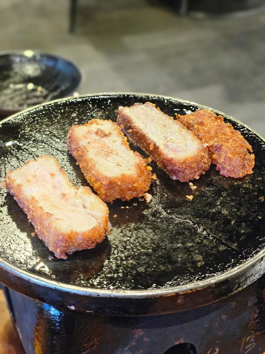 화로 위에서 익어가는 규카츠 조각