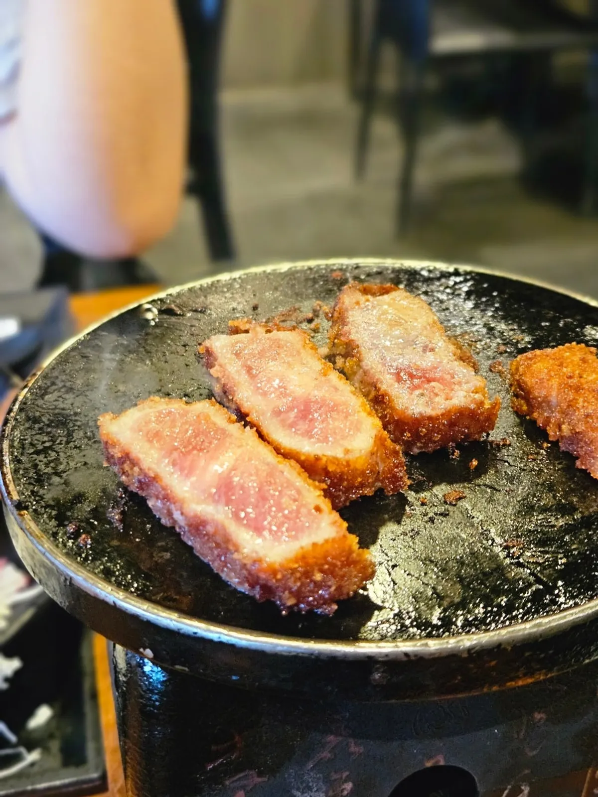 미니 화로에서 구워지는 규카츠