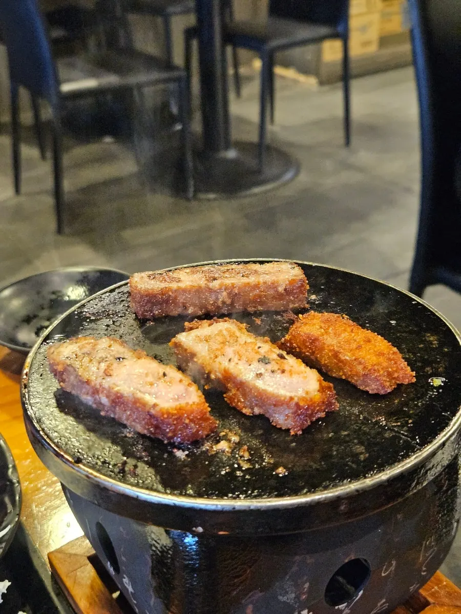 바싹 구운 규카츠 한 조각