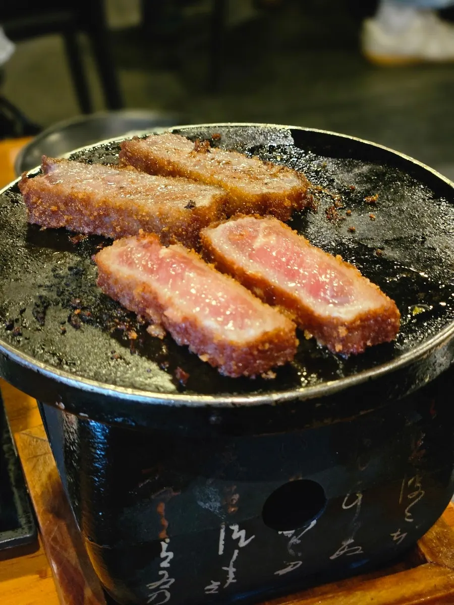 갓 구운 규카츠와 흰 쌀밥