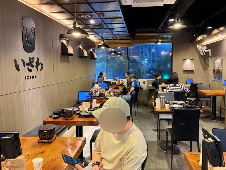 창가 혼밥 테이블이 있는 이자와 매장 내부