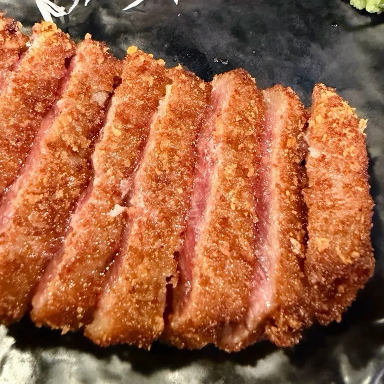 선홍빛 마블링이 보이는 채끝살 규카츠 단면