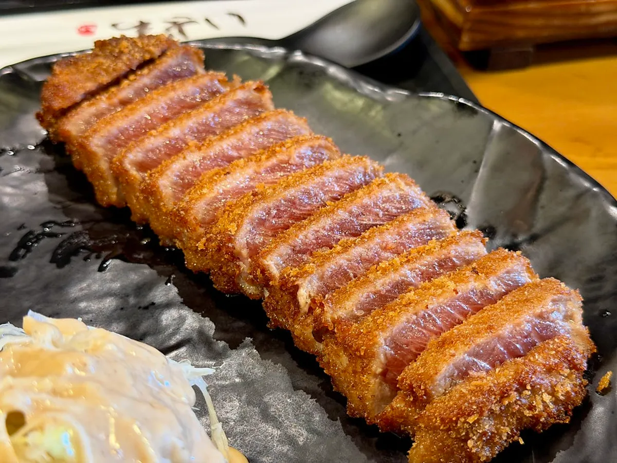 선홍빛 규카츠정식 한 상