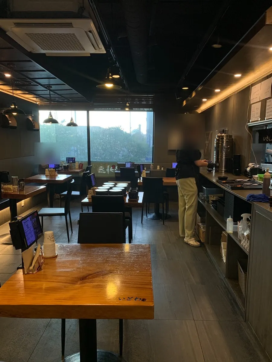 Izawa interior suitable for solo dining