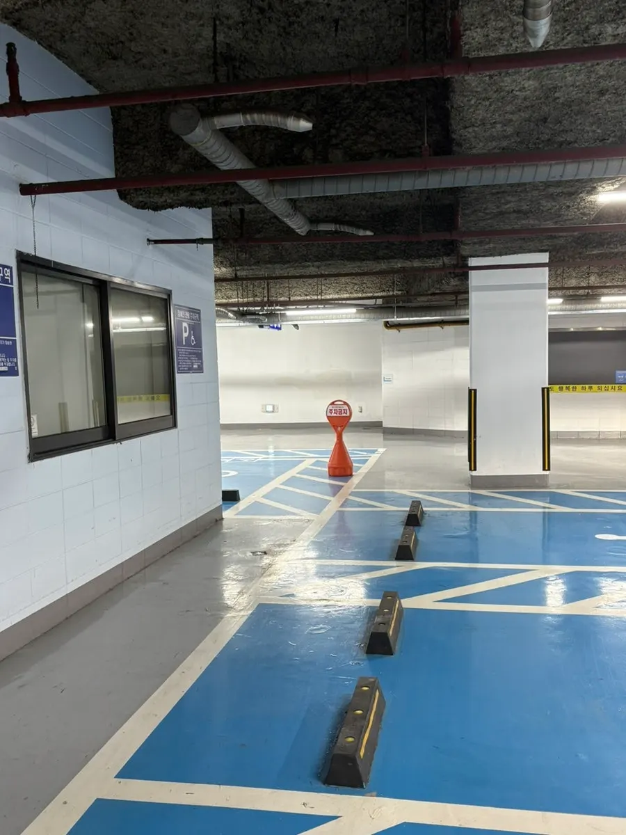 Entrance ramp to the Yeouido Finance Tower building parking lot