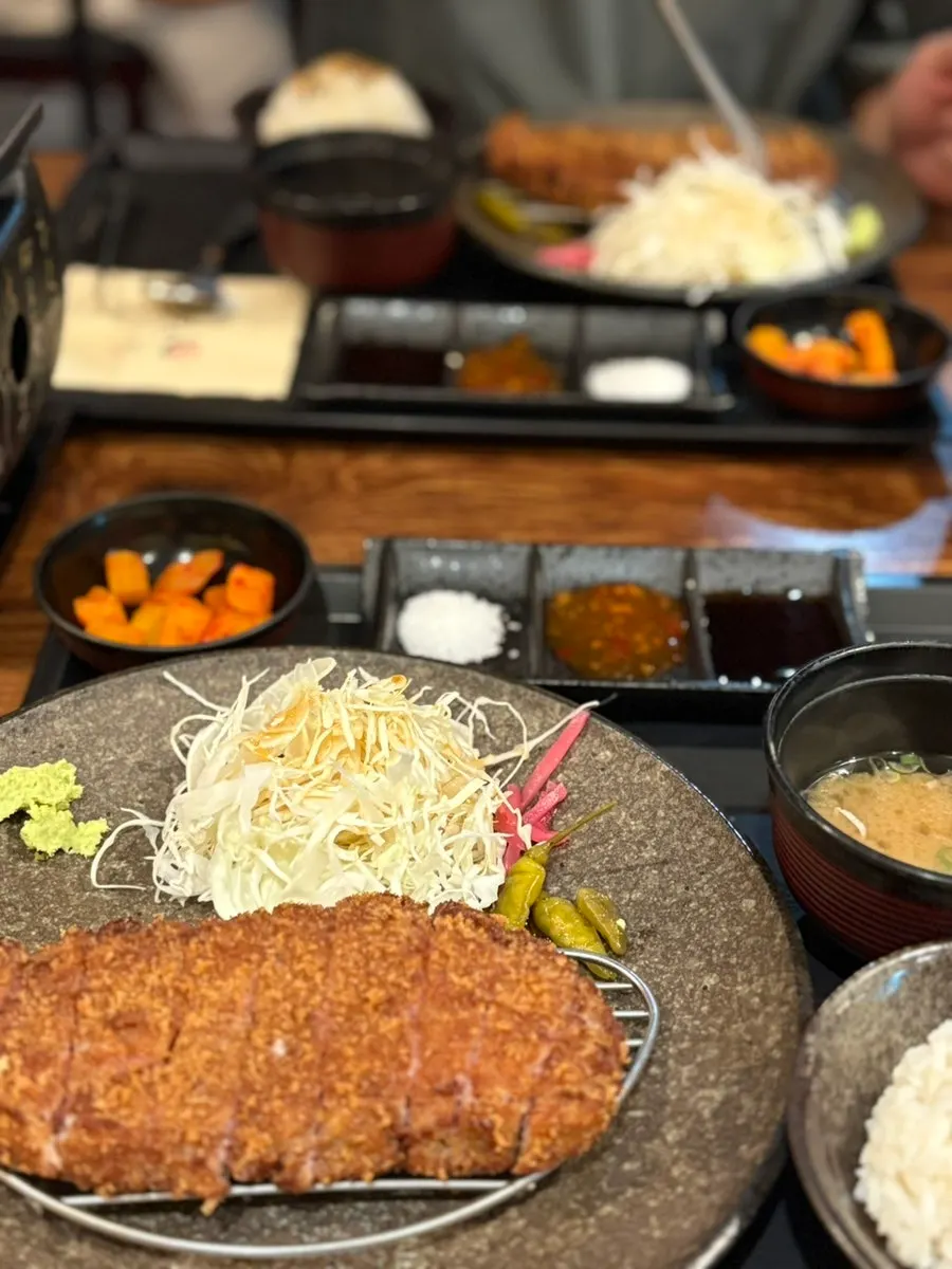 Gyukatsu grilling on the individual brazier's griddle plate