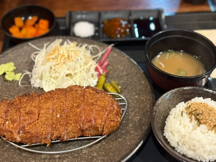 Wide shot of the Hurato Sikdang Yeouido dining room
