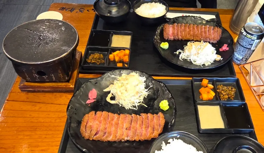 Mini brazier placed on the table for grilling gyukatsu