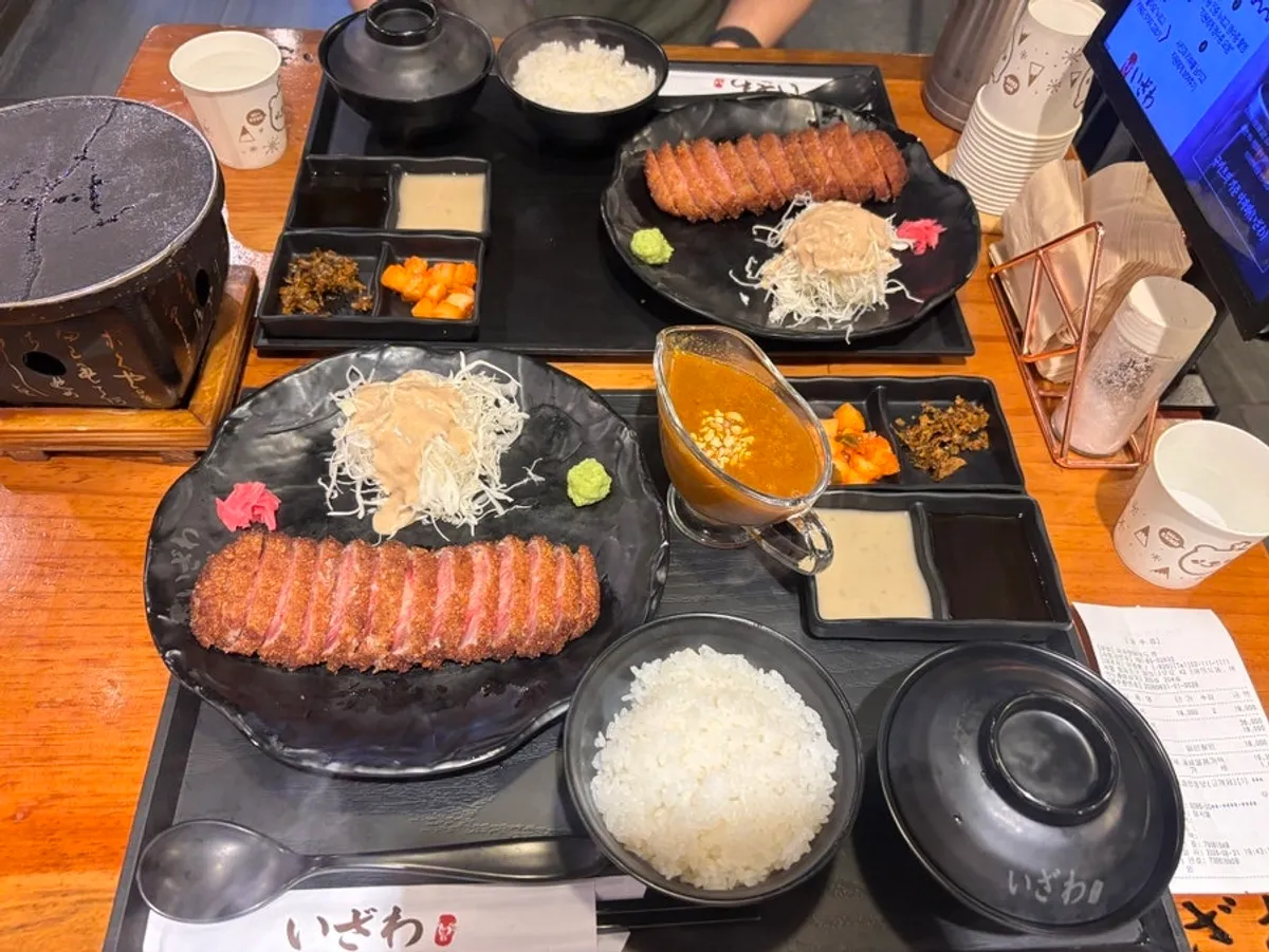 테이블에 차려진 채끝살 규카츠 2인분 상차림