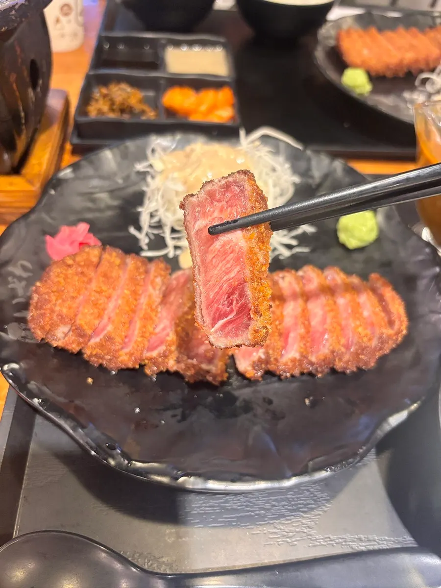 테이블 미니화로에 올린 채끝살 규카츠