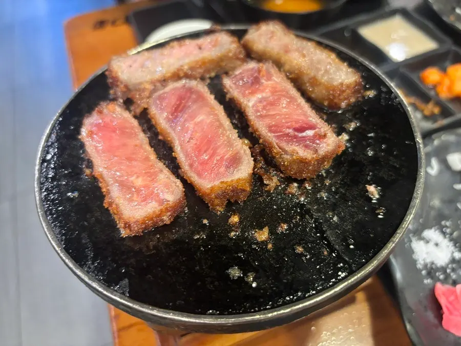 살짝만 익힌 채끝살 규카츠 단면
