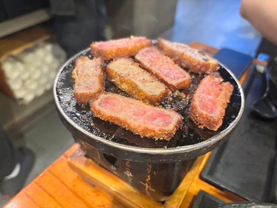 불판 한가득 올려 구워지는 규카츠