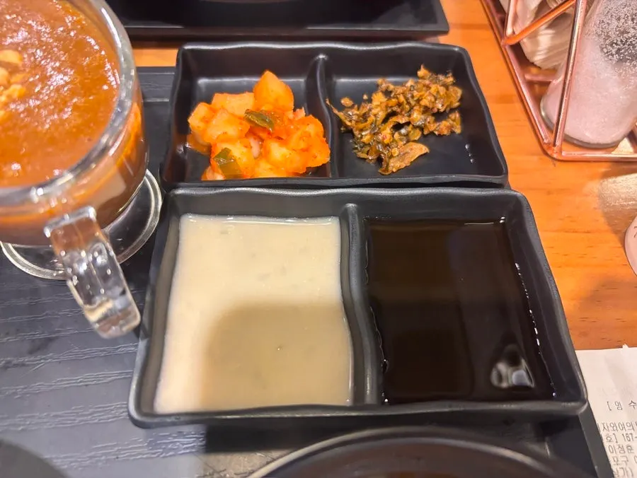 규카츠와 함께 나온 깍두기와 볶음김치