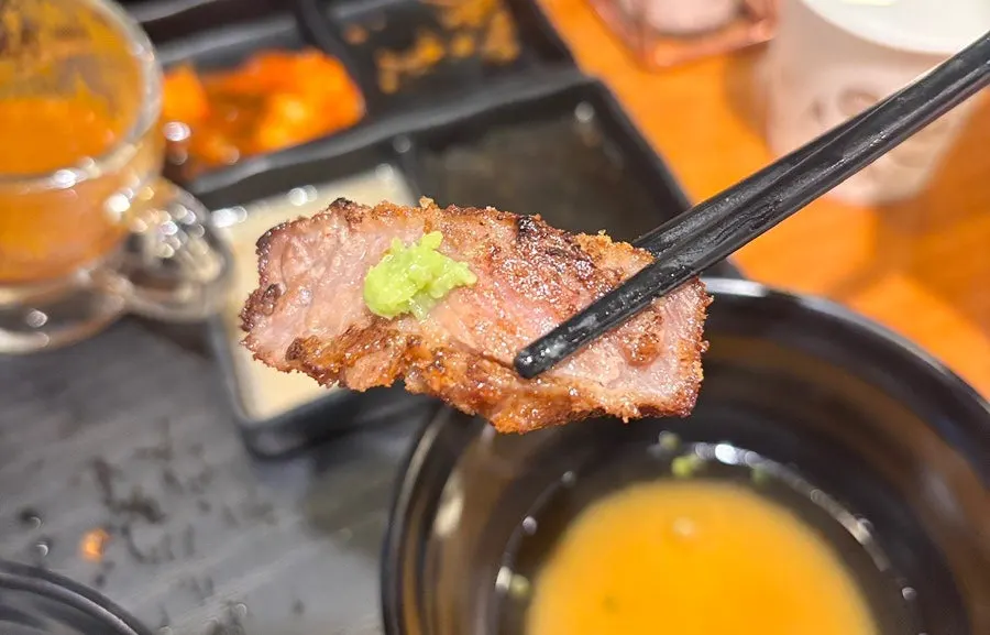 규카츠 곁들임 반찬과 생강 접시
