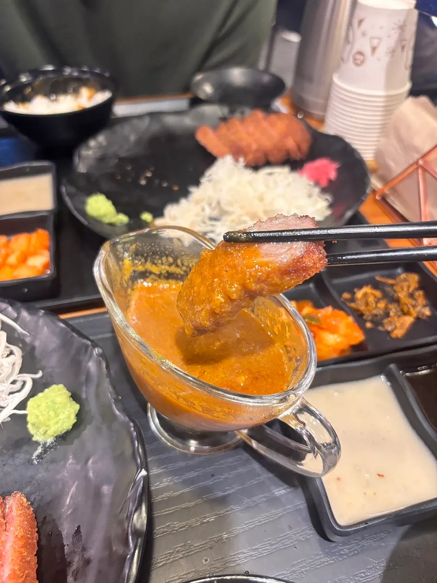 밥 위에 올린 규카츠 한 점