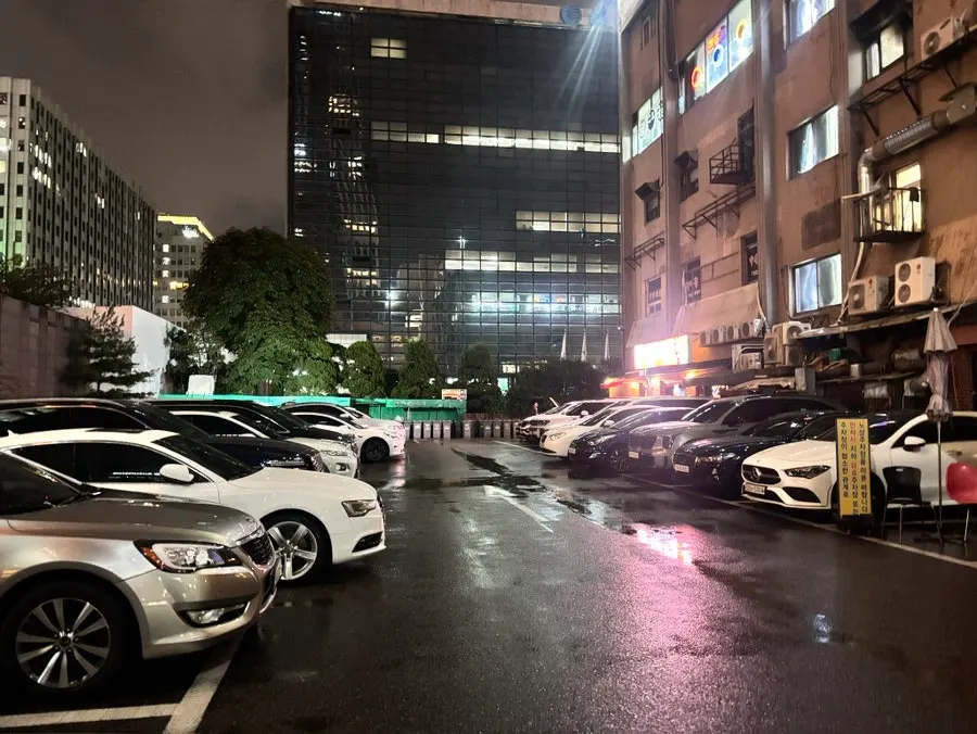 이자와가 있는 건물 1층 상가 주차장