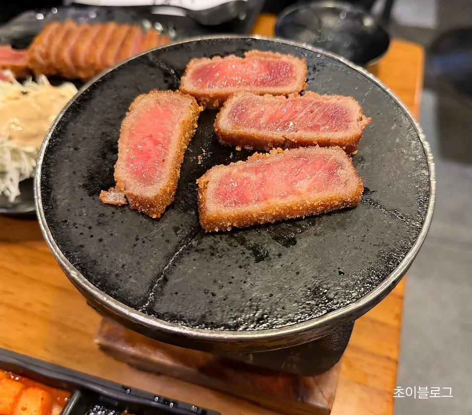 화로 위에 올린 규카츠 조각