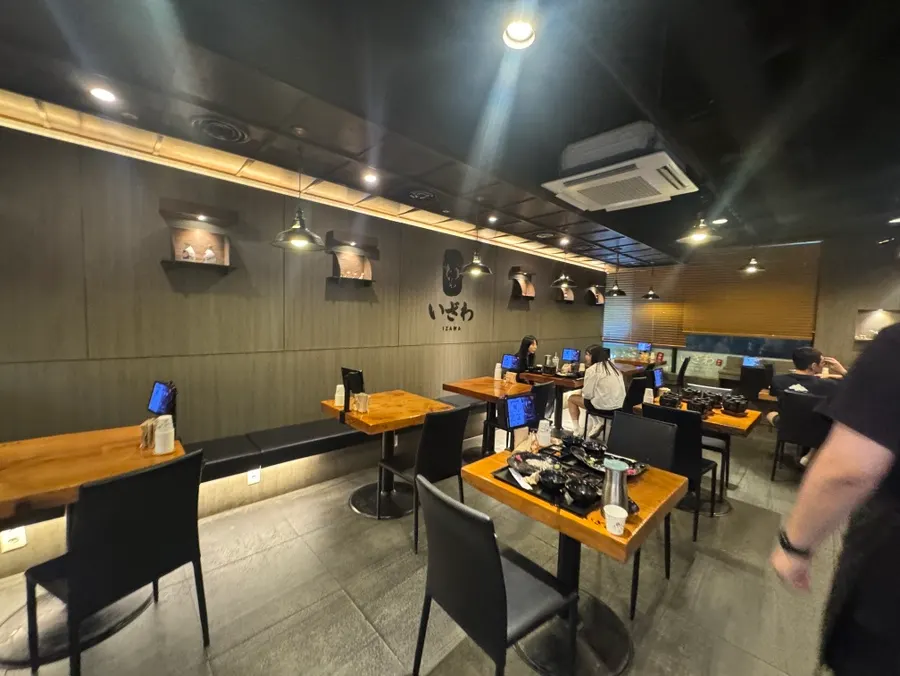 2인석과 4인석으로 구성된 이자와 내부