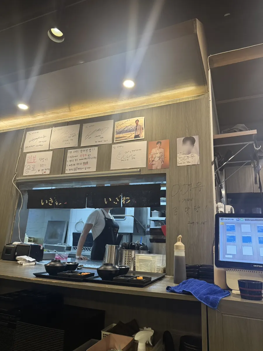 매장 벽면 장식과 리뷰 이벤트 안내