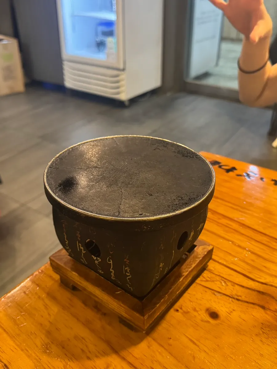 고체연료를 올린 1인용 불판 세팅