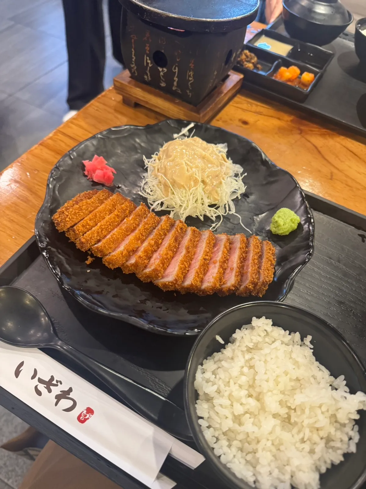밥과 국이 함께 나온 규카츠 정식 한 상