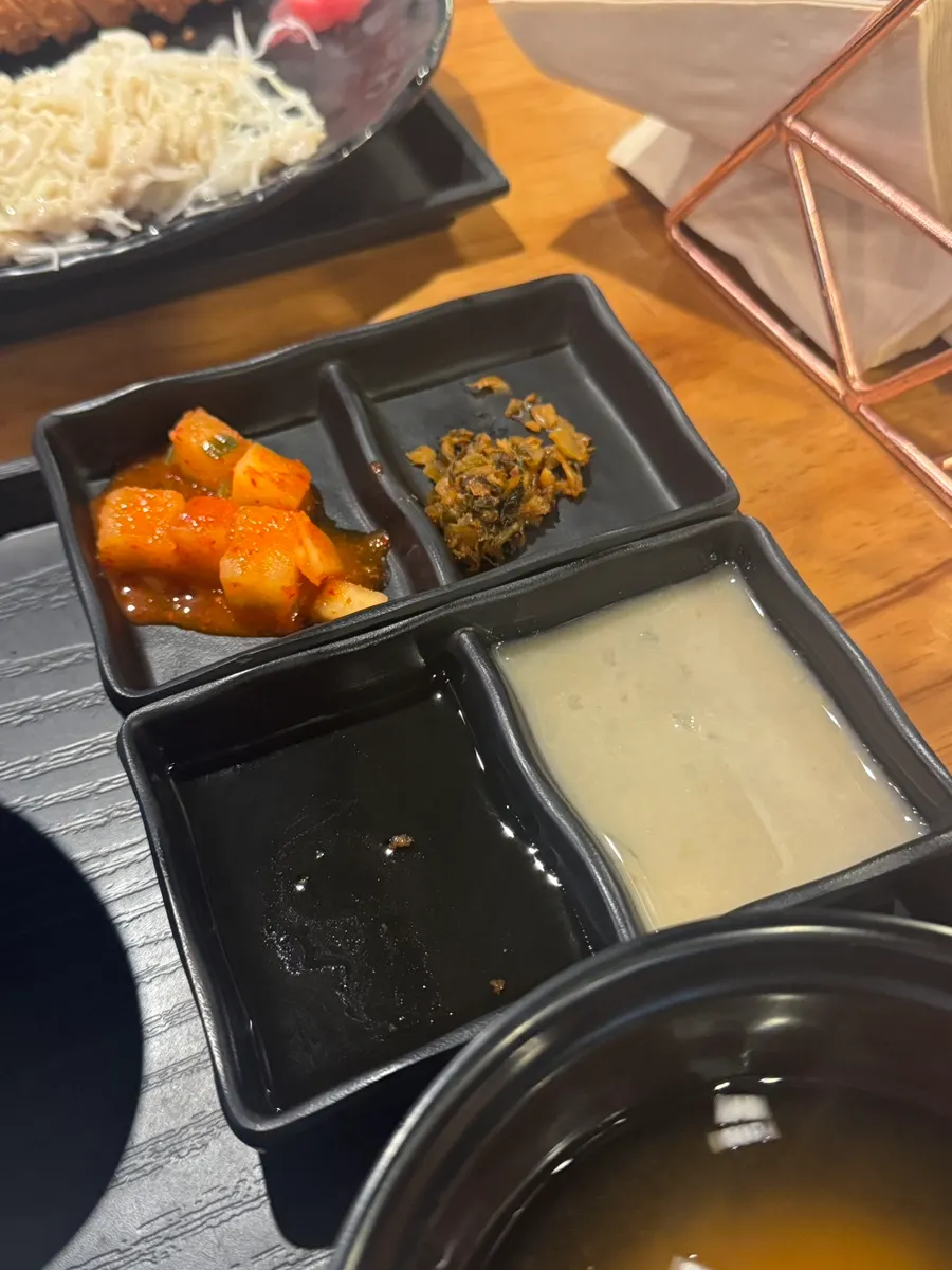 소스 두 가지와 깍두기·다진 김치 반찬